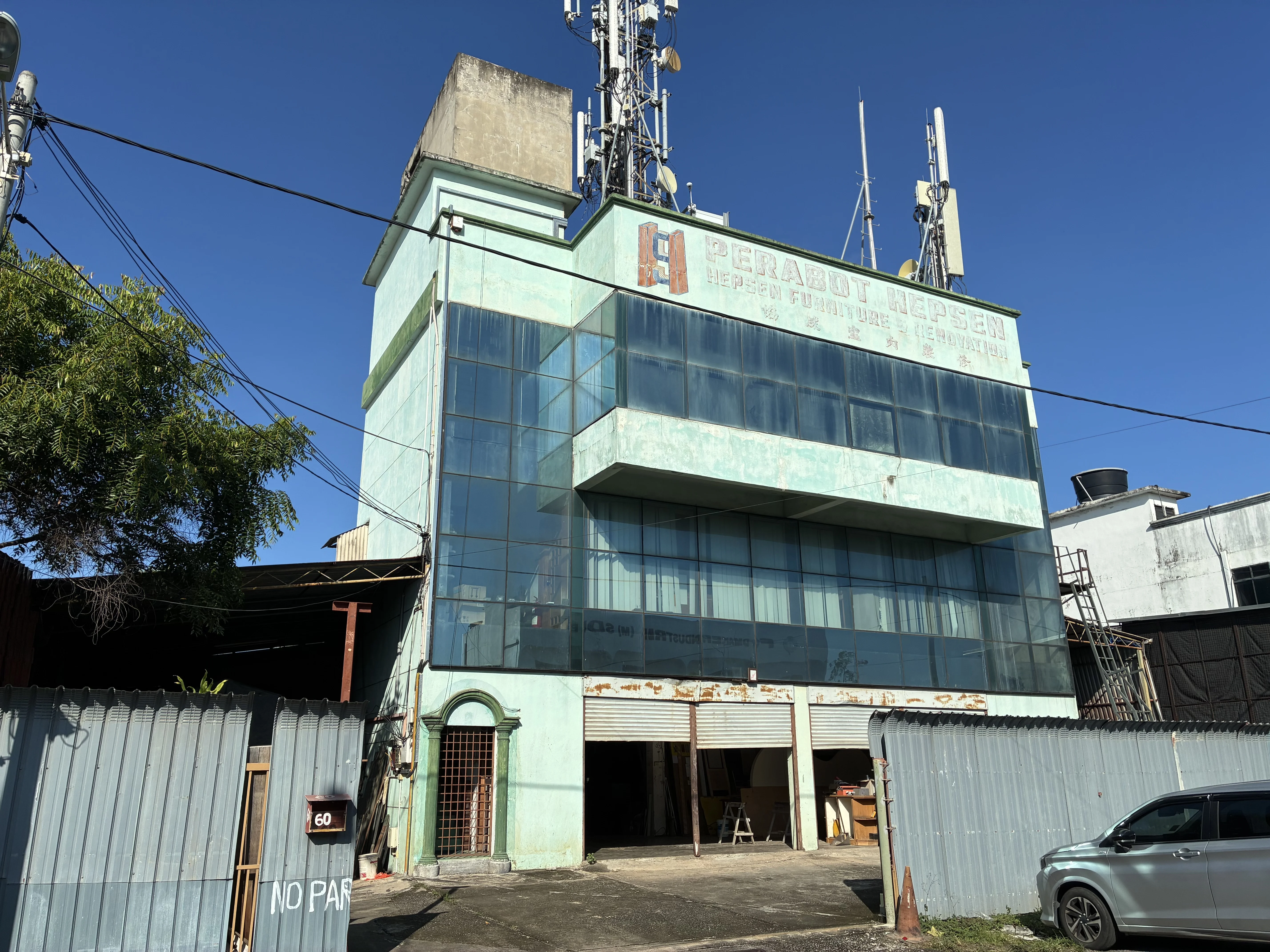 Hepsen Furniture building exterior